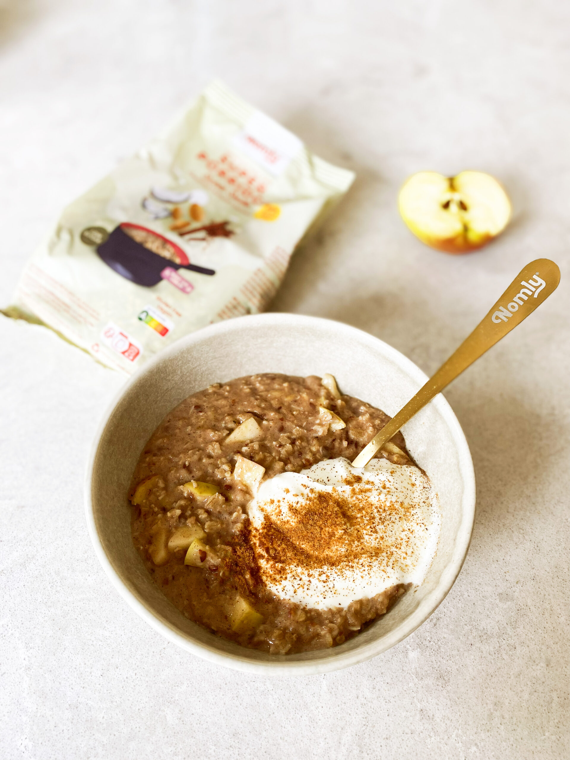 Kom met apple pie oats, yoghurt en kaneel
